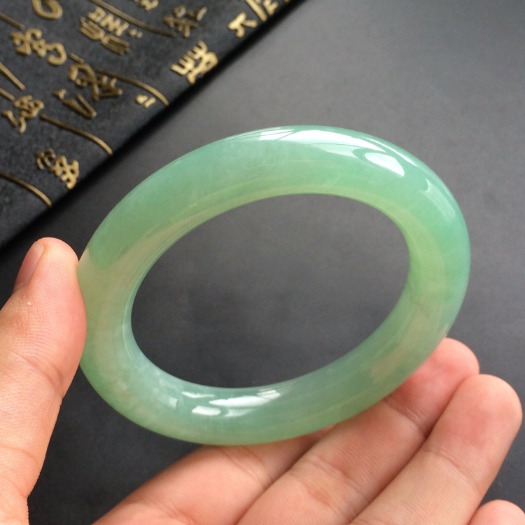 (超值推荐)糯冰种绿晴水圆条手镯(56.2mm)