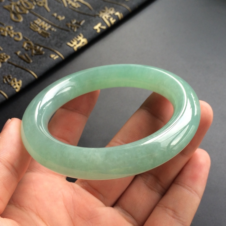 (超值推荐)糯冰种绿晴水圆条手镯(56.2mm)