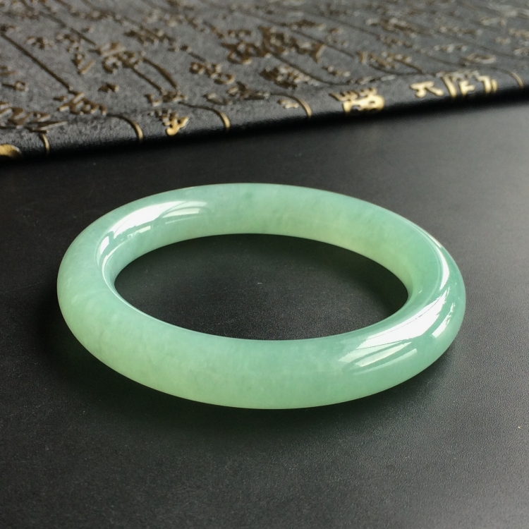 (超值推荐)糯冰种绿晴水圆条手镯(55.1mm)