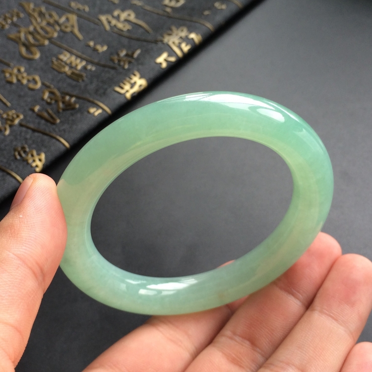 (超值推荐)糯冰种绿晴水圆条手镯(55.1mm)
