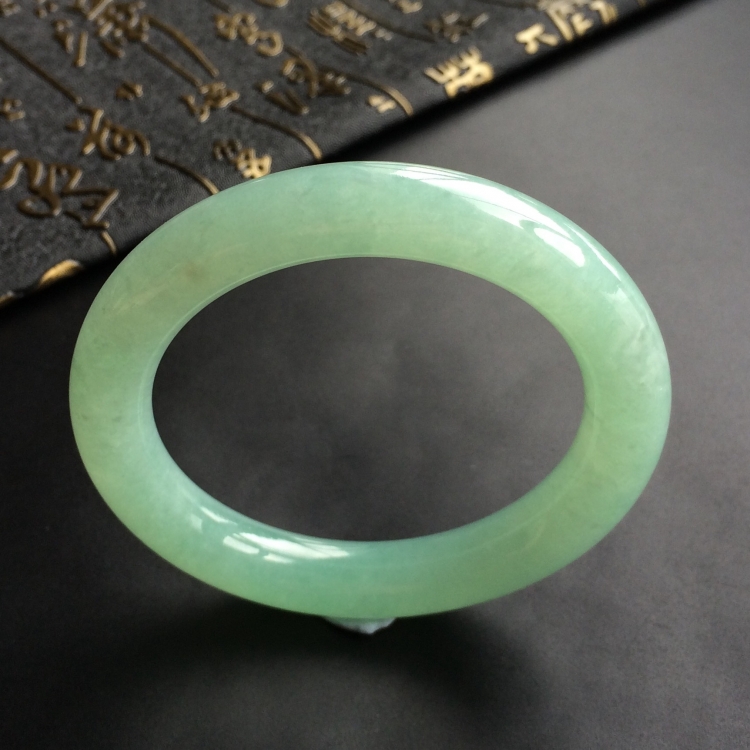(超值推荐)糯冰种绿晴水圆条手镯(55.1mm)