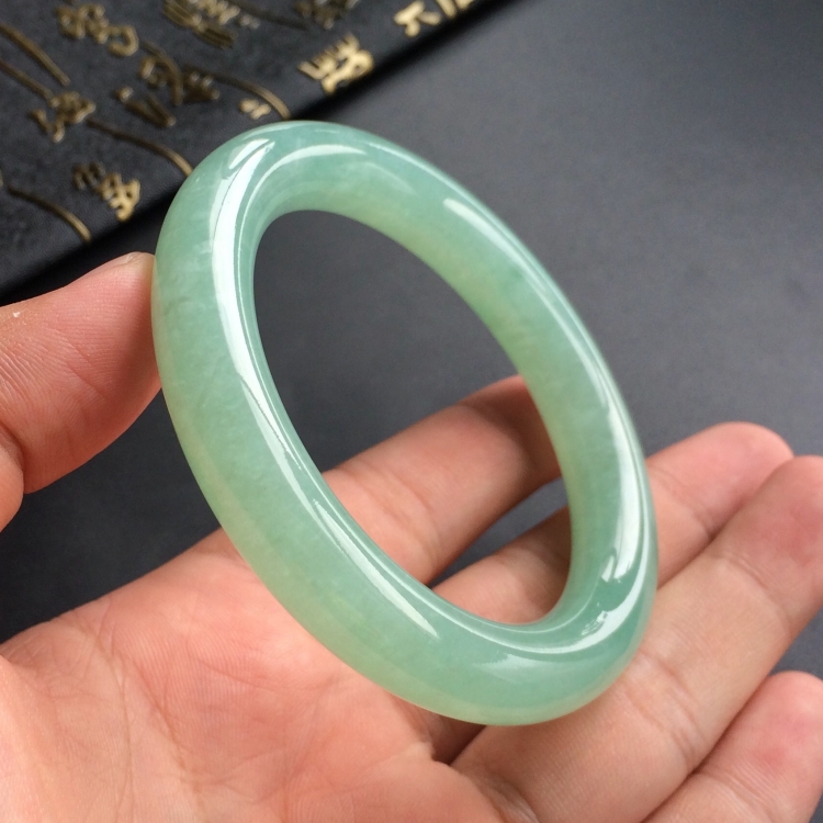 (超值推荐)糯冰种绿晴水圆条手镯(55.1mm)