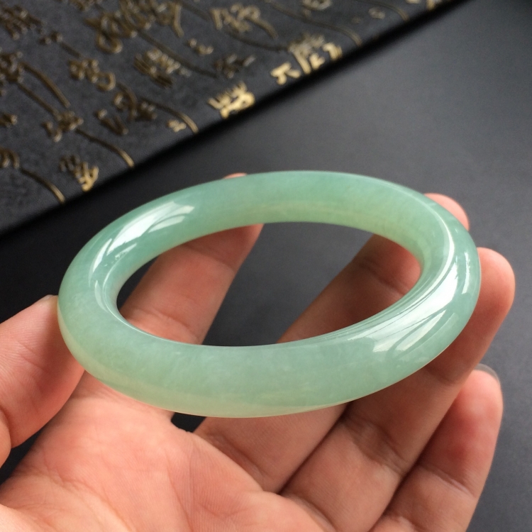(超值推荐)糯冰种绿晴水圆条手镯(55.1mm)