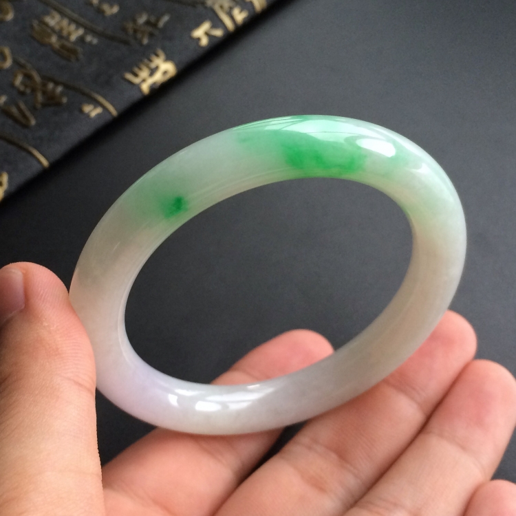 (超值推荐)糯冰种飘翠圆条手镯(52.4mm)