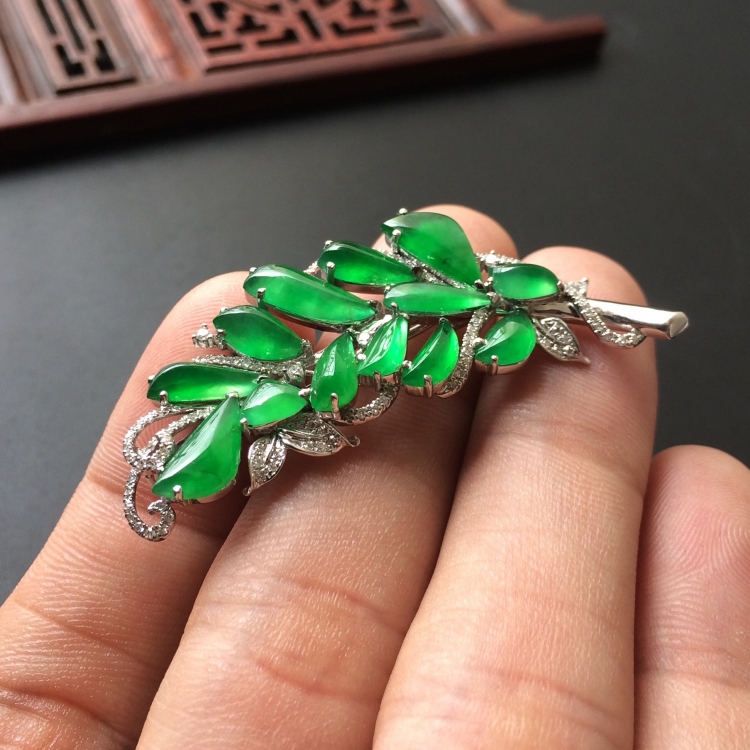 (超值推荐)冰种阳绿镶白金钻石玉叶胸针/吊坠两用