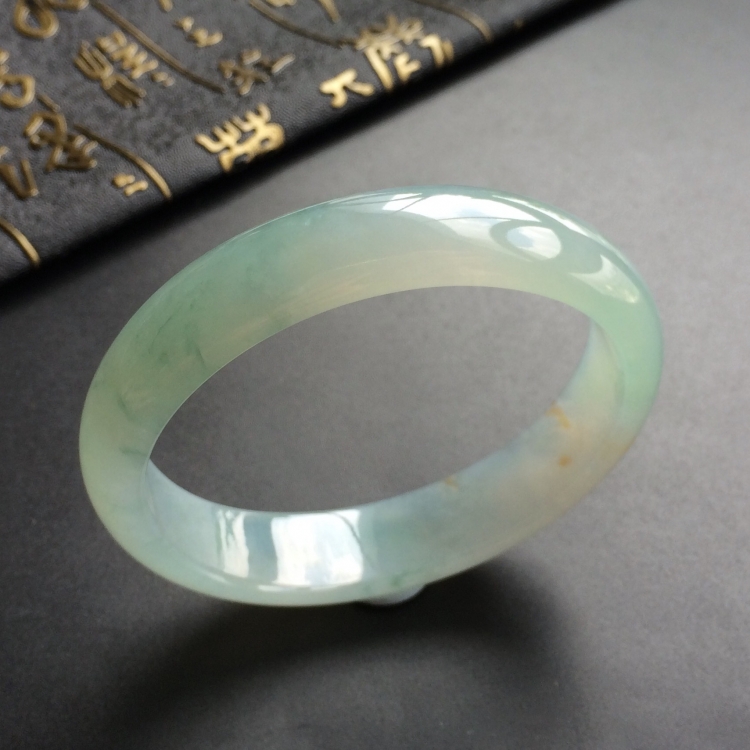 (超值推荐)糯冰种飘花贵妃镯(57.7mm-50.7mm)