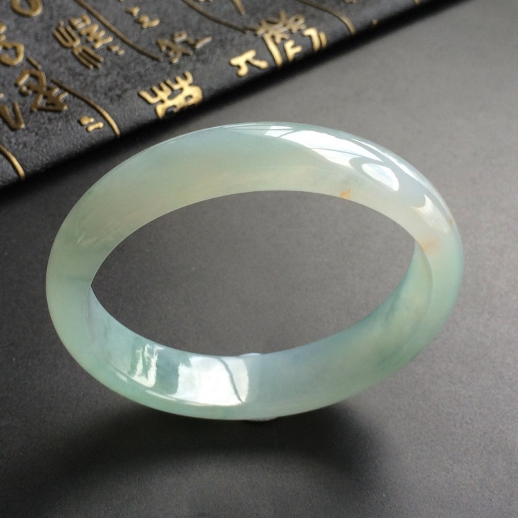 (超值推荐)糯冰种飘花贵妃镯(57.7mm-50.7mm)