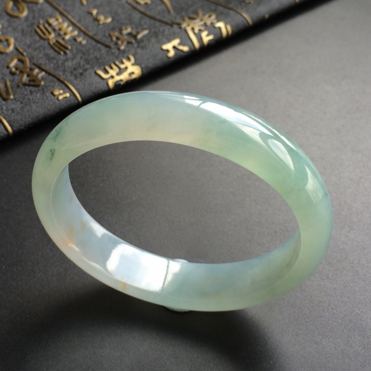 (超值推荐)糯冰种飘花贵妃镯(57.7mm-50.7mm)