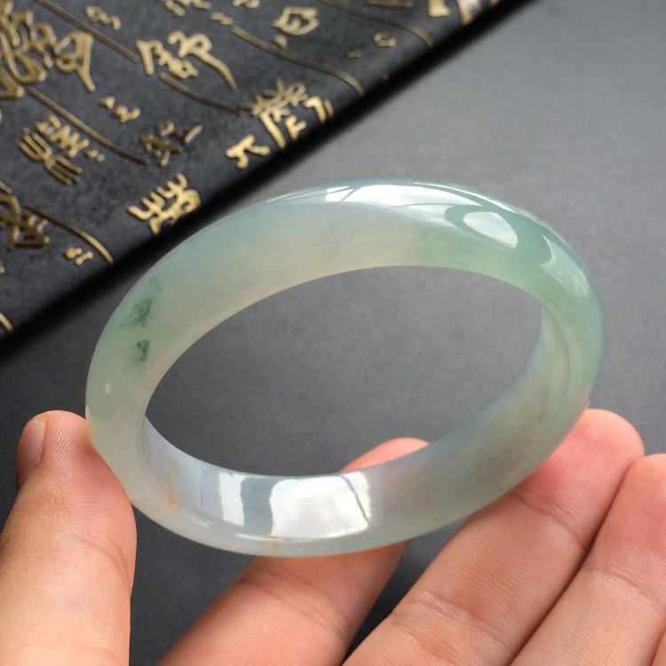 (超值推荐)糯冰种飘花贵妃镯(57.7mm-50.7mm)