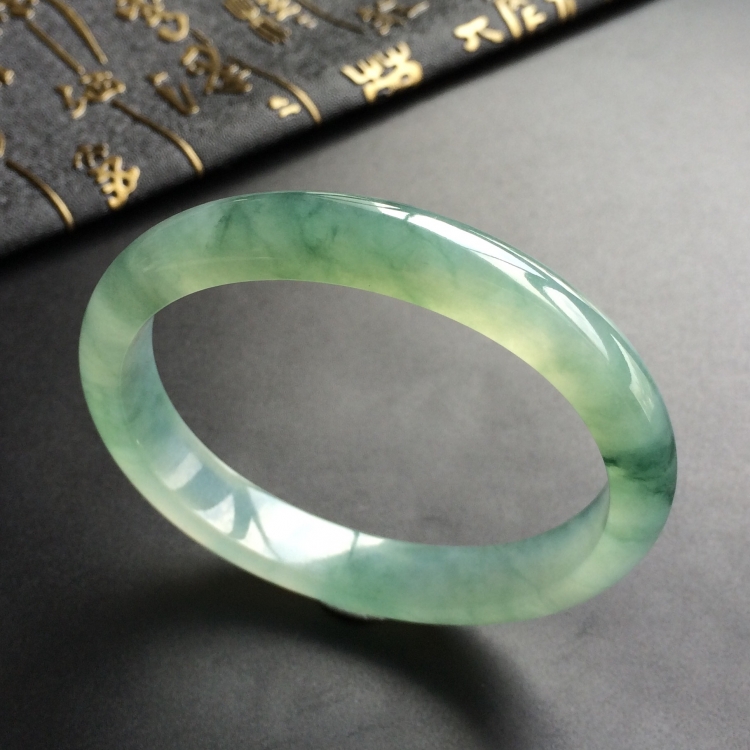 (超值推荐)冰种飘花贵妃镯(55.7mm-50.1mm)