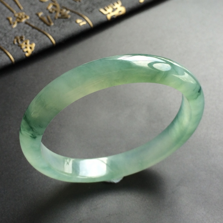 (超值推荐)冰种飘花贵妃镯(55.7mm-50.1mm)