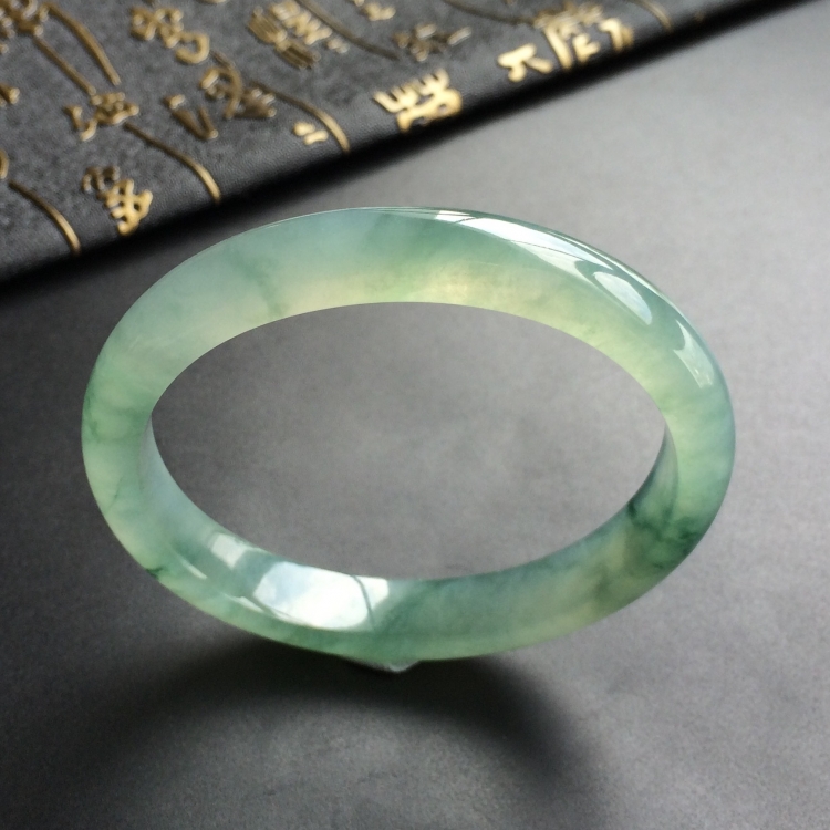 (超值推荐)冰种飘花贵妃镯(55.7mm-50.1mm)