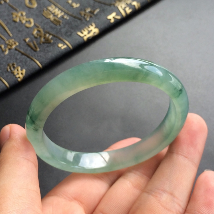 (超值推荐)冰种飘花贵妃镯(55.7mm-50.1mm)