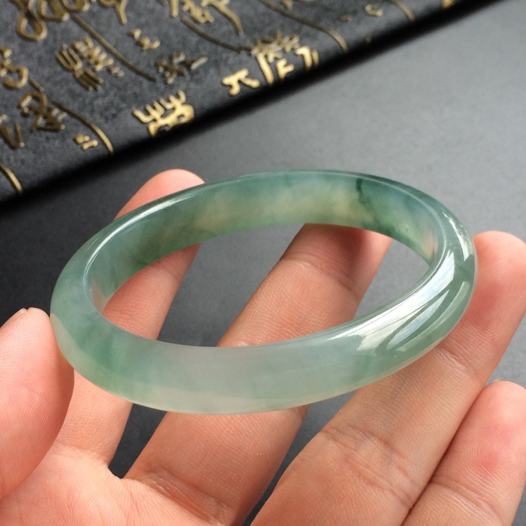 (超值推荐)冰种飘花贵妃镯(55.7mm-50.1mm)