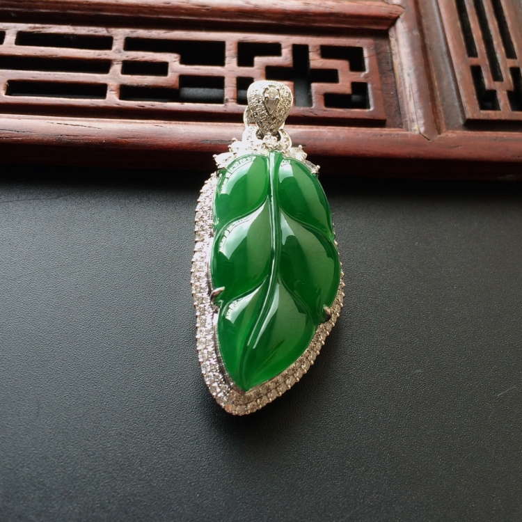 (超值推荐)冰种阳绿镶白金钻石玉叶胸坠