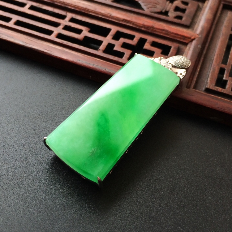 (超值推荐)糯冰种飘翠镶白金钻石平安牌胸坠