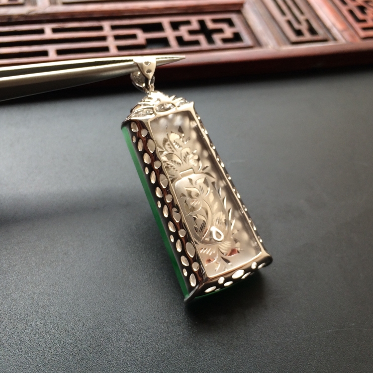 (超值推荐)糯冰种飘翠镶白金钻石平安牌胸坠