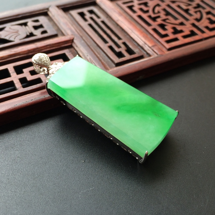 (超值推荐)糯冰种飘翠镶白金钻石平安牌胸坠