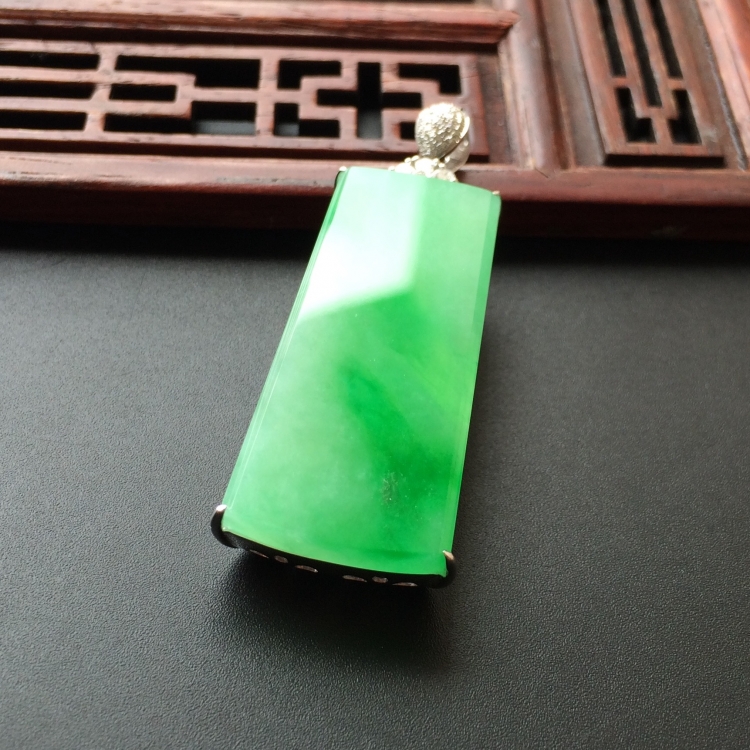 (超值推荐)糯冰种飘翠镶白金钻石平安牌胸坠