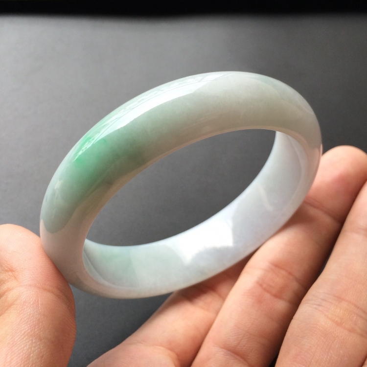 (超值推荐)糯冰种略飘翠手镯(57.3mm)