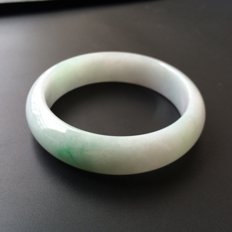 (超值推荐)糯冰种略飘翠手镯(57.3mm)