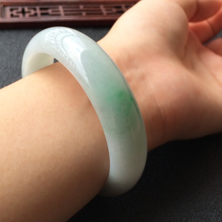 (超值推荐)糯冰种略飘翠手镯(57.3mm)