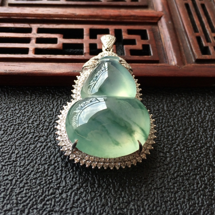 (超值推荐)冰种飘花镶白金钻石葫芦胸坠