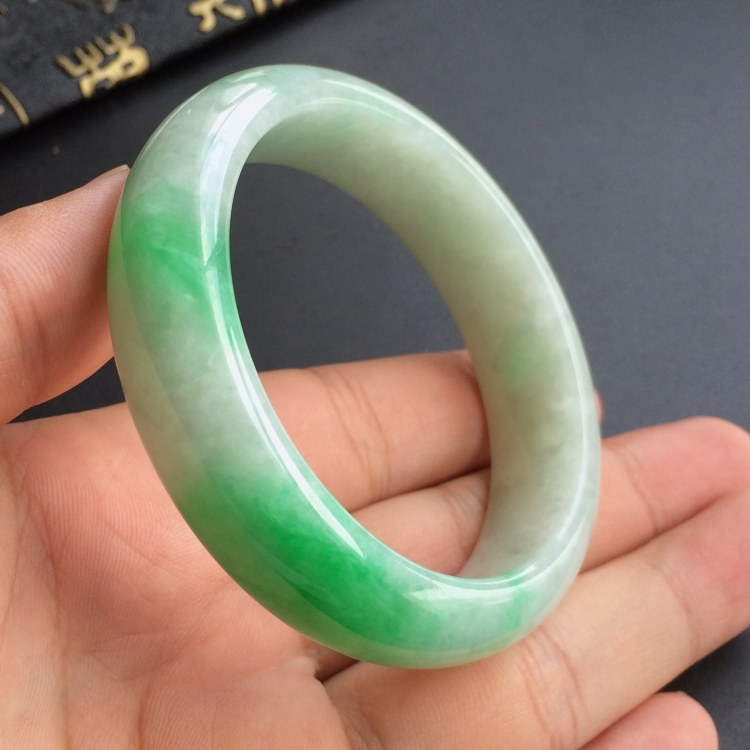 (超值推荐)糯冰种飘翠手镯(53.2mm)