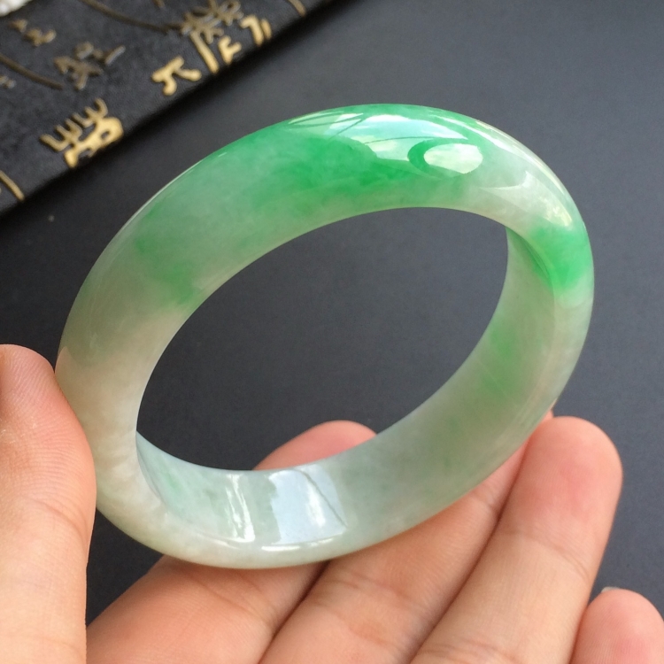 (超值推荐)糯冰种飘翠手镯(53.2mm)