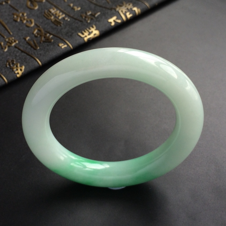 (超值推荐)糯冰种飘翠圆条手镯(56.2mm)
