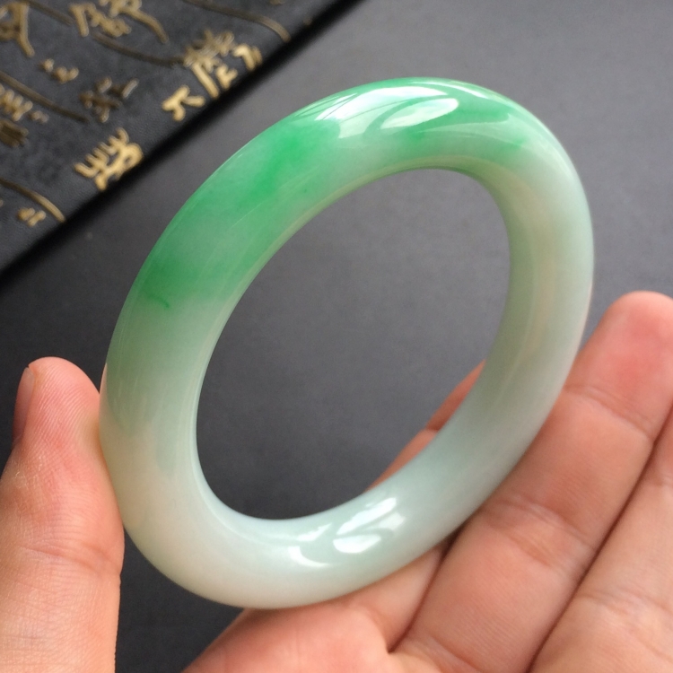 (超值推荐)糯冰种飘翠圆条手镯(56.2mm)