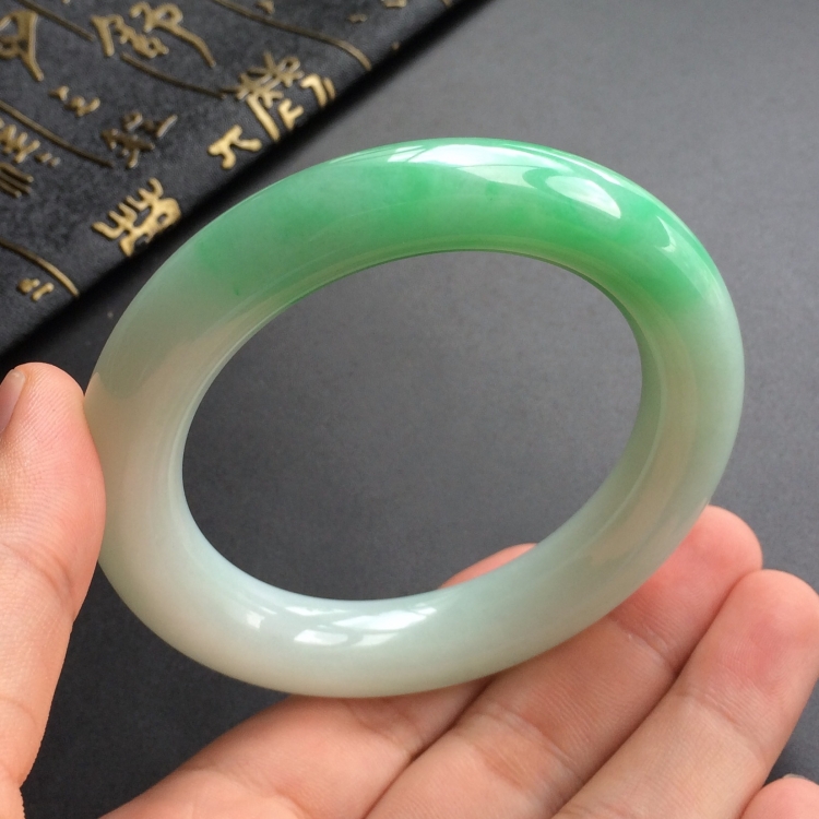 (超值推荐)糯冰种飘翠圆条手镯(56.2mm)