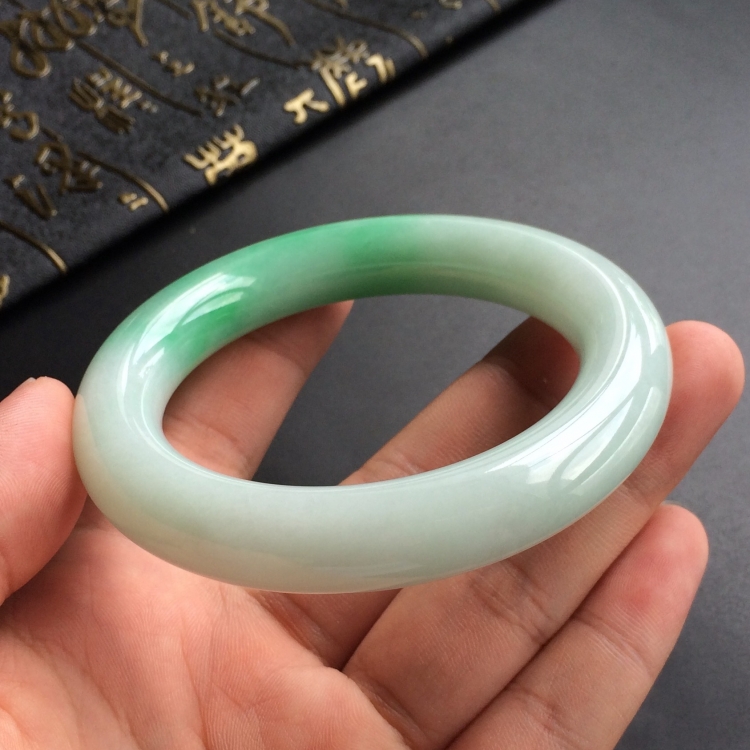 (超值推荐)糯冰种飘翠圆条手镯(56.2mm)