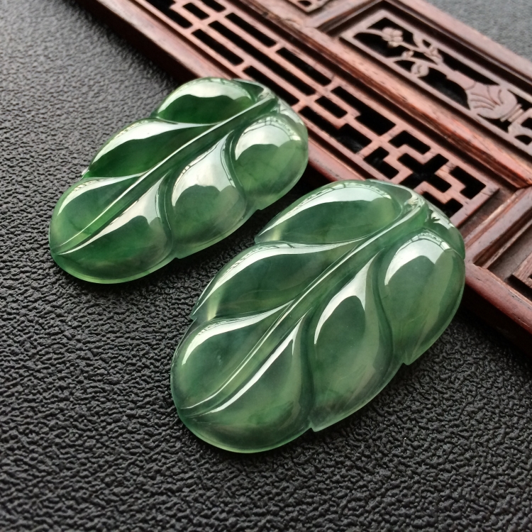 (超值推荐)冰种飘花玉叶挂件一对走