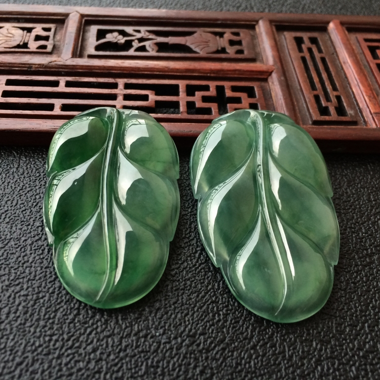 (超值推荐)冰种飘花玉叶挂件一对走