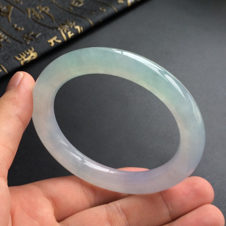 (超值推荐)糯冰种晴水圆条手镯(56.8mm)