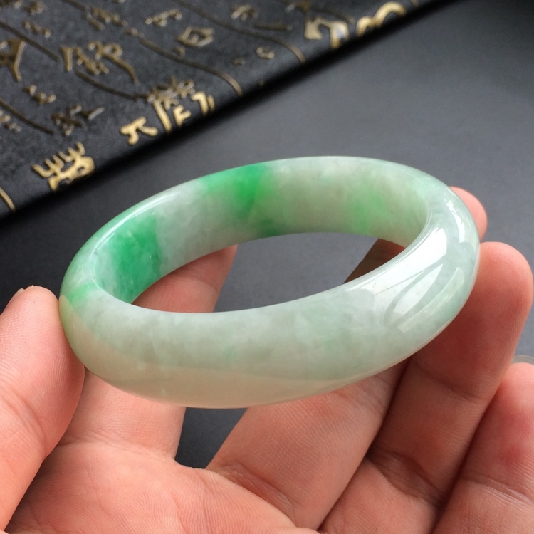 (超值推荐)糯冰种飘翠手镯(53.2mm)