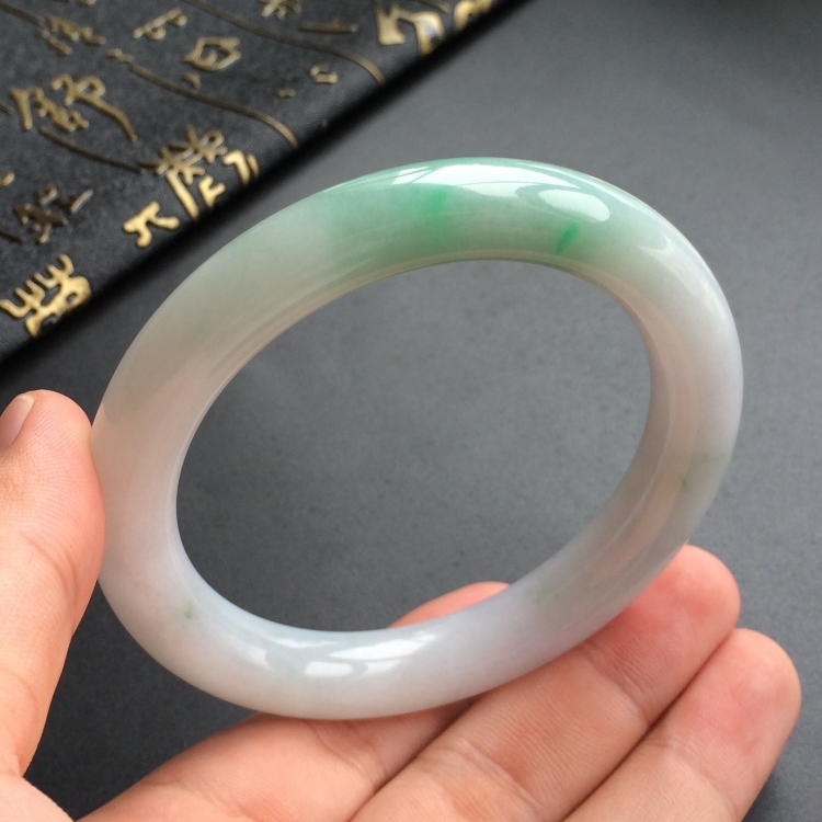 (超值推荐)糯冰种略飘翠圆条手镯(57.3mm)