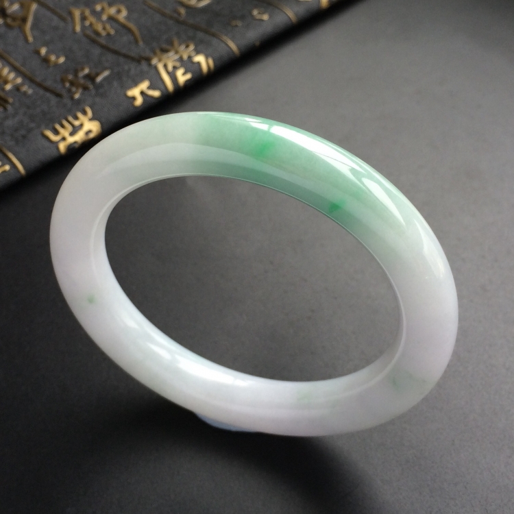 (超值推荐)糯冰种略飘翠圆条手镯(57.3mm)