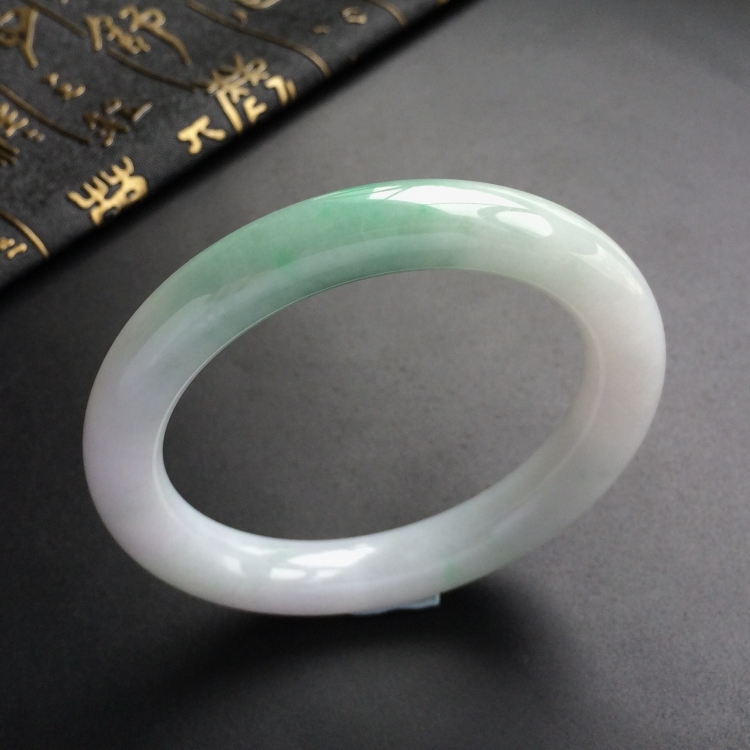 (超值推荐)糯冰种略飘翠圆条手镯(57.3mm)