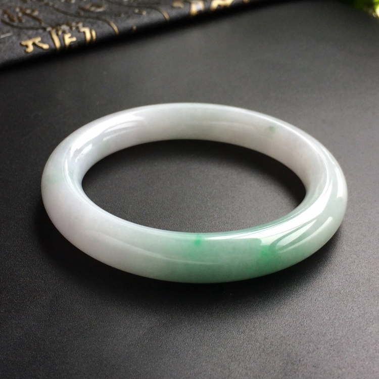 (超值推荐)糯冰种略飘翠圆条手镯(57.3mm)