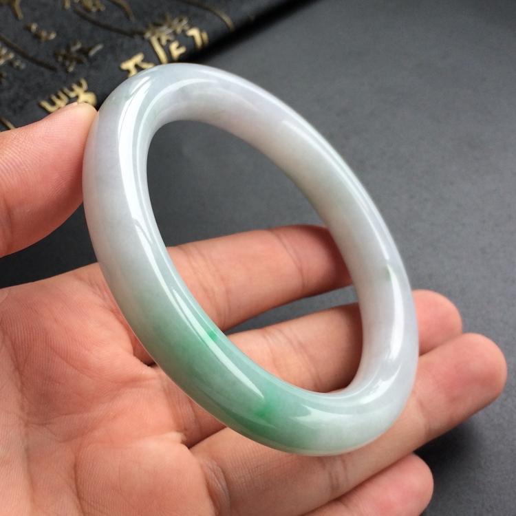 (超值推荐)糯冰种略飘翠圆条手镯(57.3mm)