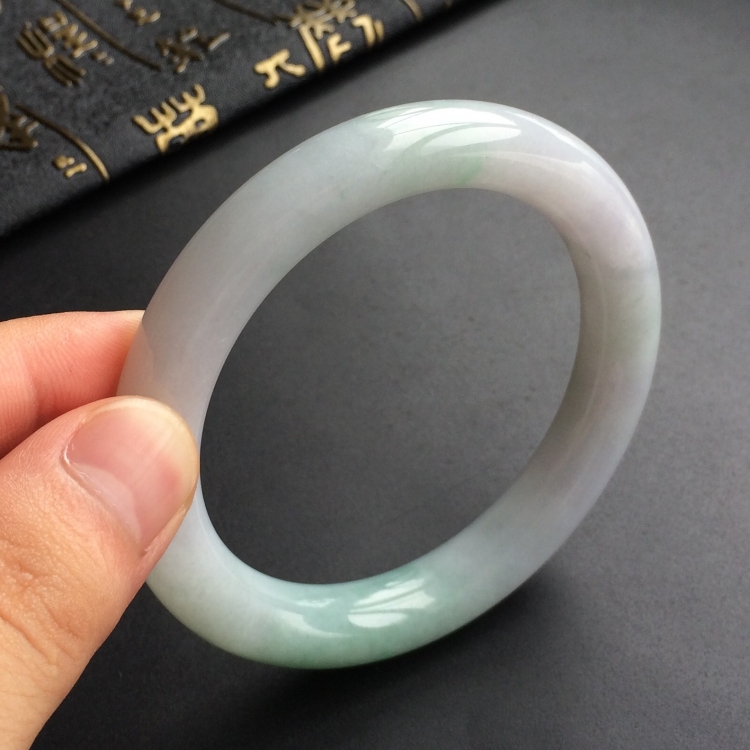 (超值推荐)糯冰种略飘翠圆条手镯(57.3mm)
