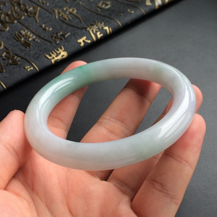 (超值推荐)糯冰种略飘翠圆条手镯(57.3mm)