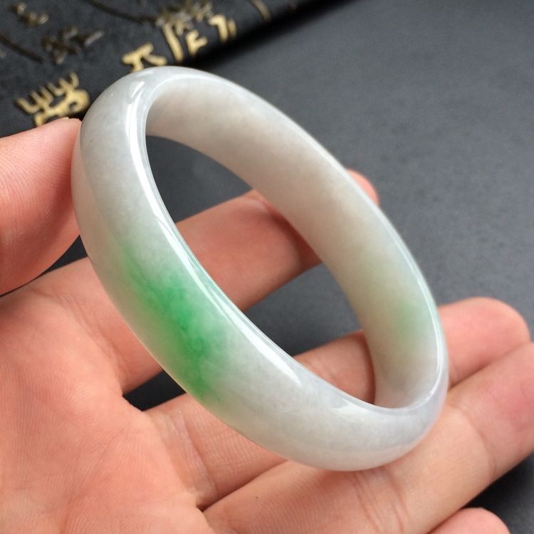 (超值推荐)糯冰种飘翠贵妃镯(54.3mm-45.6mm)