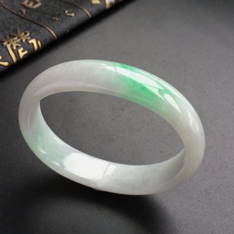 (超值推荐)糯冰种飘翠贵妃镯(54.3mm-45.6mm)