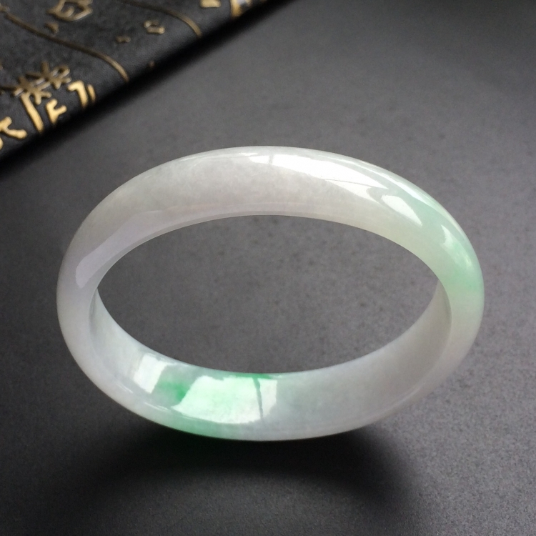 (超值推荐)糯冰种飘翠贵妃镯(54.3mm-45.6mm)