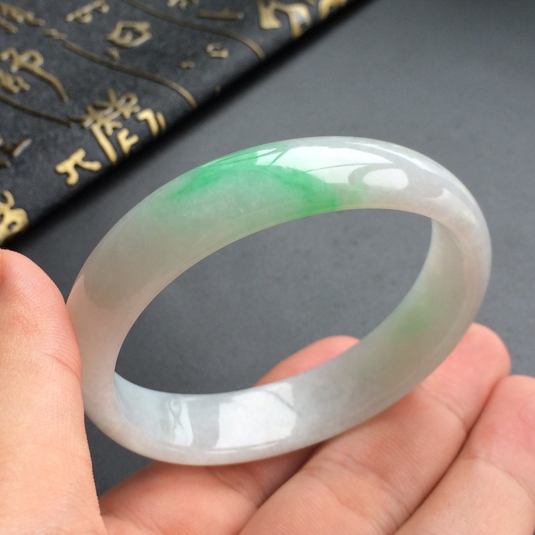 (超值推荐)糯冰种飘翠贵妃镯(54.3mm-45.6mm)