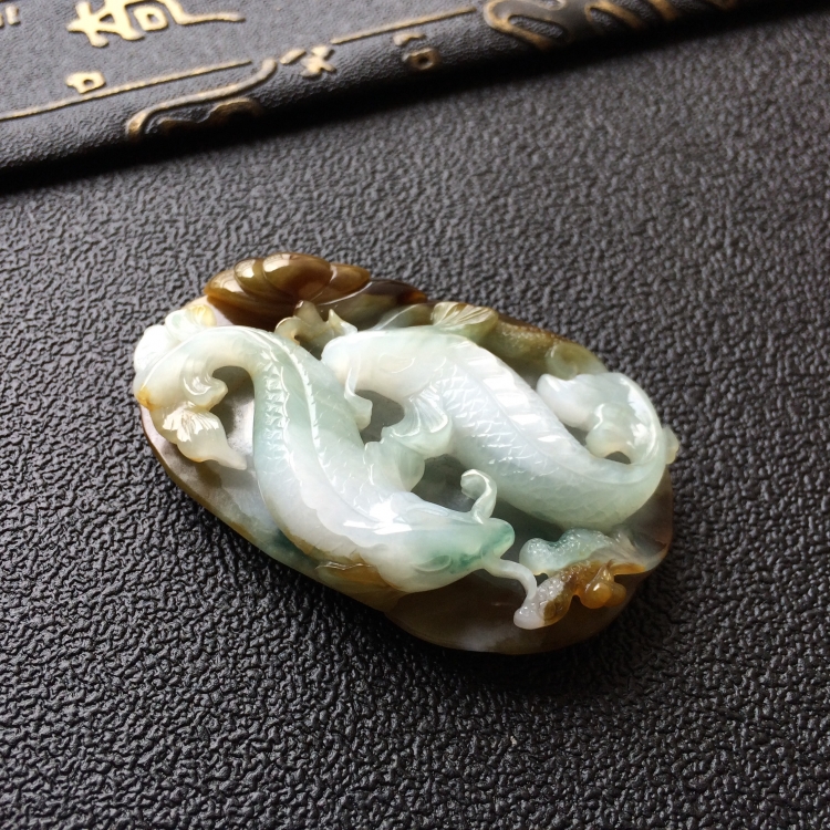 (超值推荐)糯冰种褐黄翡略飘花年年有余挂件