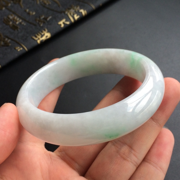 (超值推荐)糯冰种飘绿花手镯(60mm)
